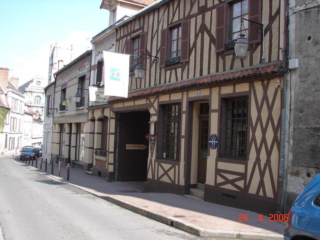 Hotel Restaurant De Seignelay Auxerre Esterno foto